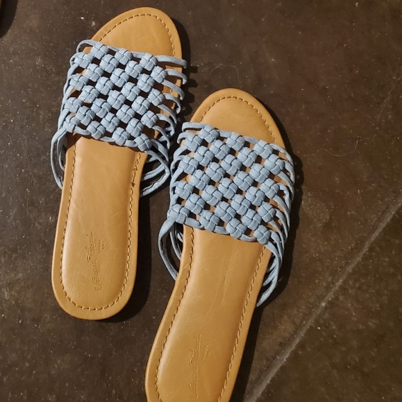 Universal Thread Sandals - Picture 2 of 3